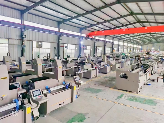 Aluminiumprofil 3+1 CNC-Bearbeitungszentren Arbeitslänge 3200mm mit automatischem Werkzeugwechsel