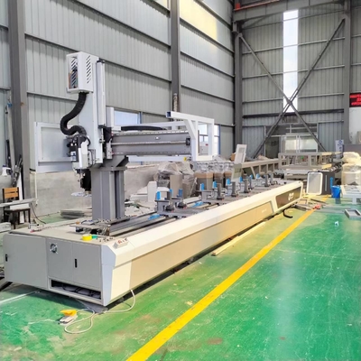 7000mm Aluminiumprofil 4 Achsen CNC-Bearbeitungszentrum automatisches Bohren Fräsen Löcher auf Aluminiumprofil