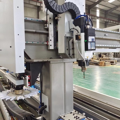 7000mm Aluminiumprofil 4 Achsen CNC-Bearbeitungszentrum automatisches Bohren Fräsen Löcher auf Aluminiumprofil