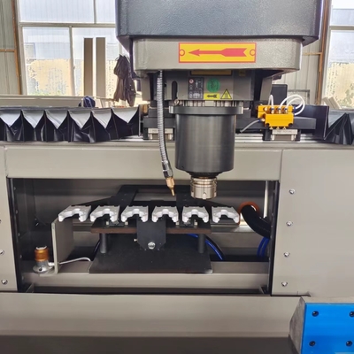Aluminiumprofil CNC-Bearbeitungszentren Automatischer Werkzeugwechsler für die Arbeit mit einer Länge von 3000 mm