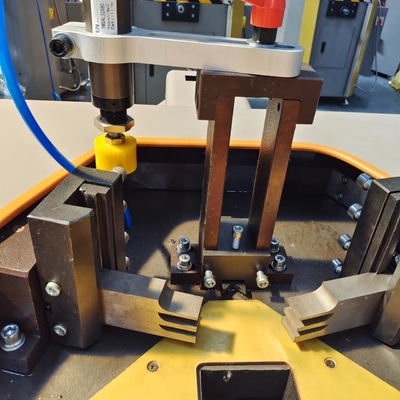 Maschine zum Gruppieren von Ecken für Fenster und Türen aus Aluminium