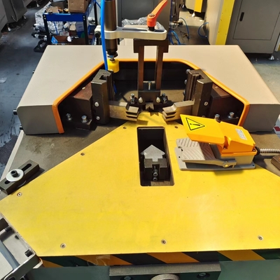 Maschine zur Verarbeitung von Aluminium-Ecken