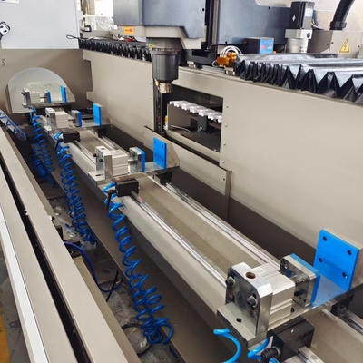 3000mm /3200mm Automatisches Werkzeugwechsel CNC Bohrmaschinen-Zentrum CNC Kopieren Router Aluminium Fenster Türmachmaschine