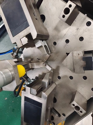 Automatische 4-Kopf-Ecke-Kremmmaschine für die Aluminiumfensterherstellung