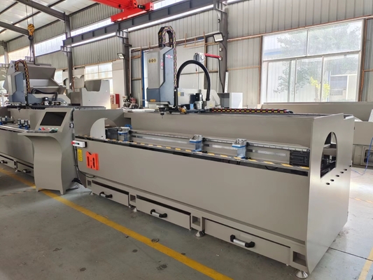 2500 mm automatischer 3-Achsen-CNC-Copu-Router für Aluminiumfenster Tür und Vorhangwand