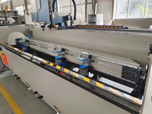 2500mm Aluminium Profil 3 Seiten Fräsen und Bohren Verarbeitungszentrum CNC-Maschine für LED-Licht Fenster Tür