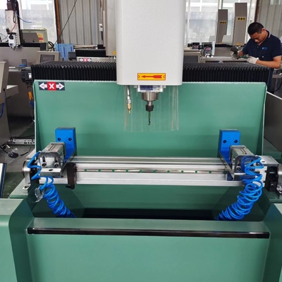 Kleine 800 mm automatische CNC-Kopierrouter Bohren und Fräsen für Türen und Fenster, minimalistische Möbel, Weinkästen