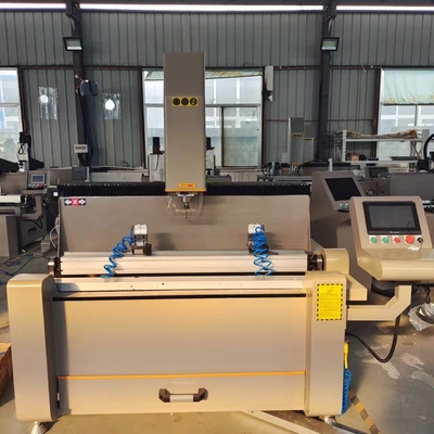 1200mm 3 Achsen CNC-Bohrmaschine Aluminium und PVC Fenster-Tür-Herstellmaschine mit Flip-Tisch