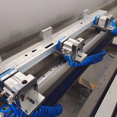 China Fabrik Weike Maschinenlieferungen 3+1 Achse CNC Bohrmaschine Fräsmaschine Arbeitstisch kann +-90 Grad drehen