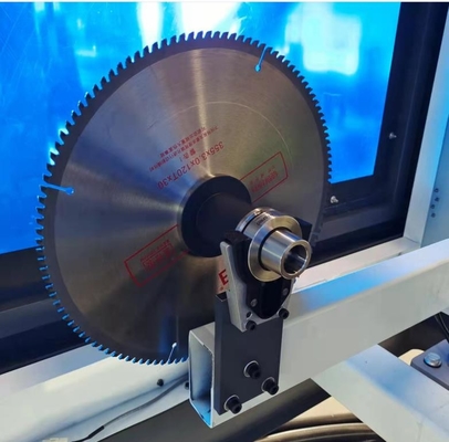 5-Achsen-CNC-Bearbeitungszentrum für industrielle Aluminiumprofile mit 12 Werkzeugmagazinen für Bohren, Fräsen und Schneiden