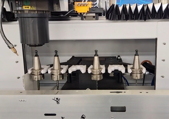 3200mm 3000mm Aluminium UPVC Vertikalspindel CNC-Bearbeitungszentrum Fenster Tür Vorhang Wandmachine
