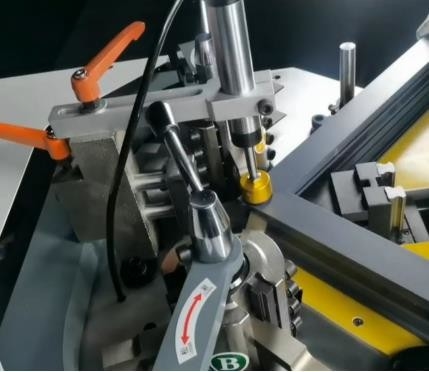 140 mm Aluminium-Eckcrimping-Maschine mit 3 Werkzeugmagazin