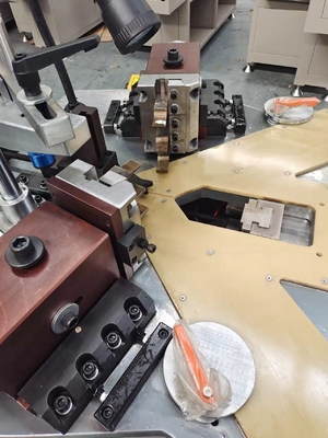 160 Eckkrempfmaschine Fenster- und Türmaschine Synchrontyp