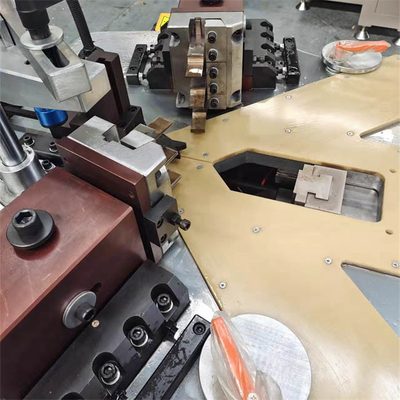 Synchrone Aluminium-Fensterwinkelkrempfmaschine